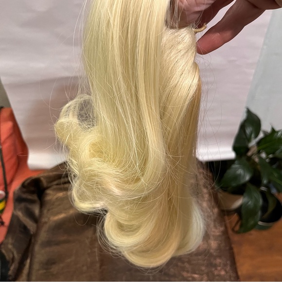 Claw clip w/attached Synthetic 12’ blonde ponytail curly - Picture 12 of 13